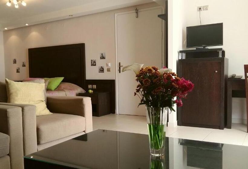 جناح ديلوكس, Tolo