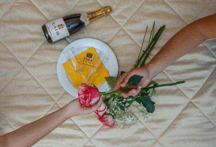 جناح ديلوكس, Tolo