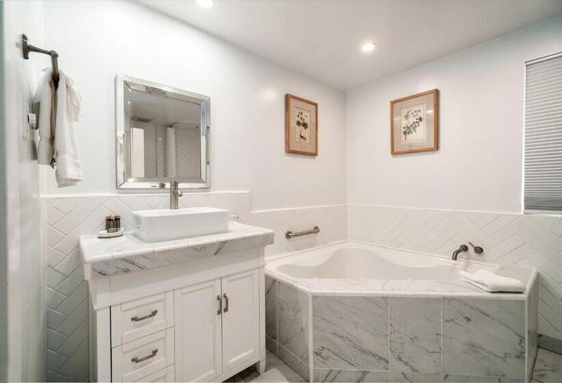 جناح مزوَّد بشرفة, Agate Cove Inn