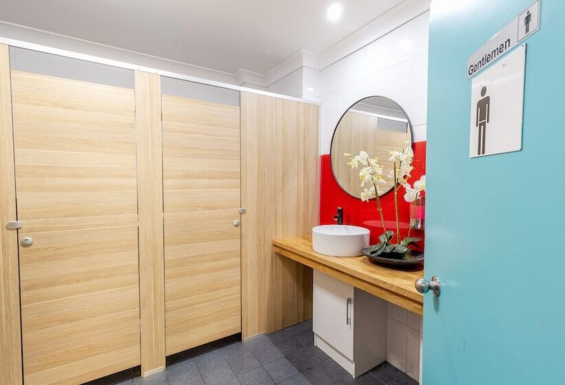 Bed in Shared Room with Shared Bathroom, Mad Monkey Hostel Coogee Beach