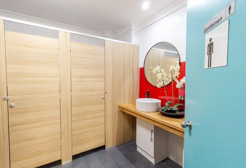 Bed in Shared Room with Shared Bathroom, Mad Monkey Hostel Coogee Beach