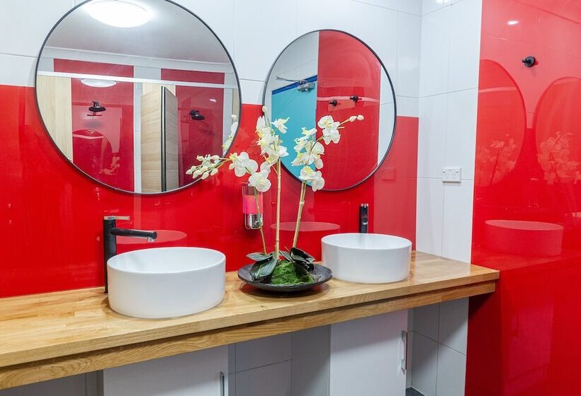 공용 욕실 구비 공동 객실 내의 침대, Mad Monkey Hostel Coogee Beach