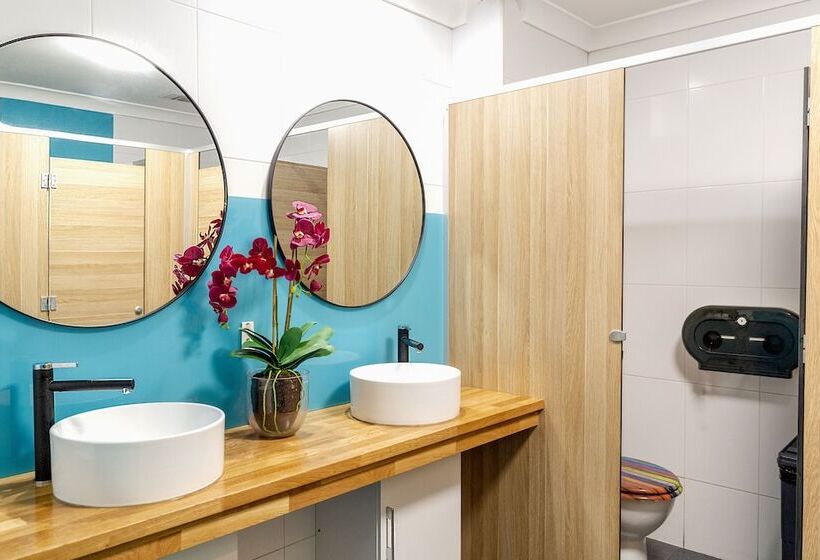 Bed in Shared Room with Shared Bathroom, Mad Monkey Hostel Coogee Beach