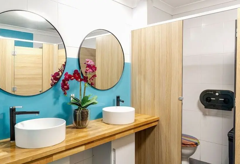 Bed in Shared Room with Shared Bathroom, Mad Monkey Hostel Coogee Beach