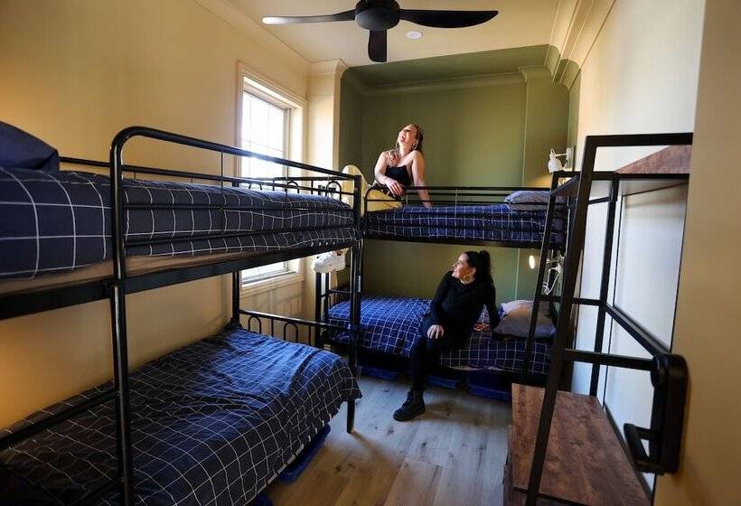 공용 욕실 구비 공동 객실 내의 침대, Mad Monkey Hostel Coogee Beach