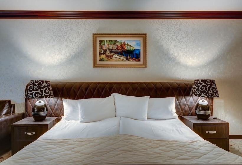 行政套房, Shiroka Laka