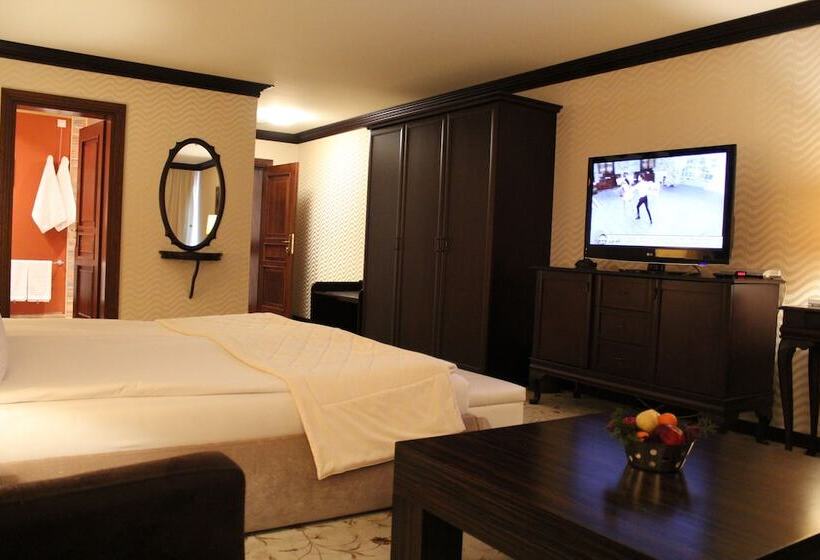 山の見えるジュニアスイート, Shiroka Laka