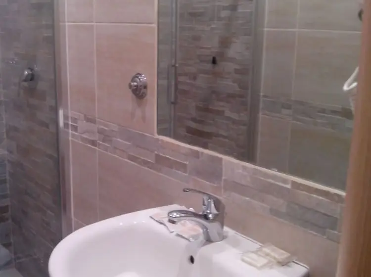اتاق خانوادگی, Guest House Hola Roma