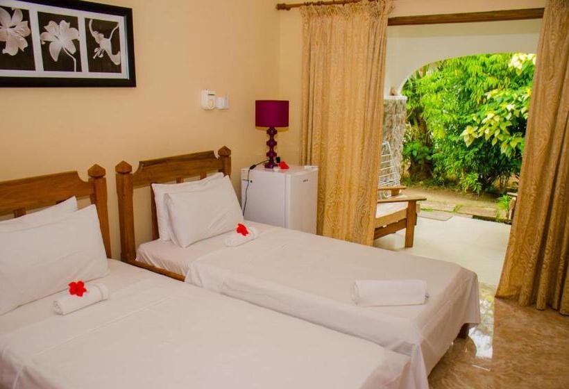 اتاق استاندارد سه نفره, Villa Rafia