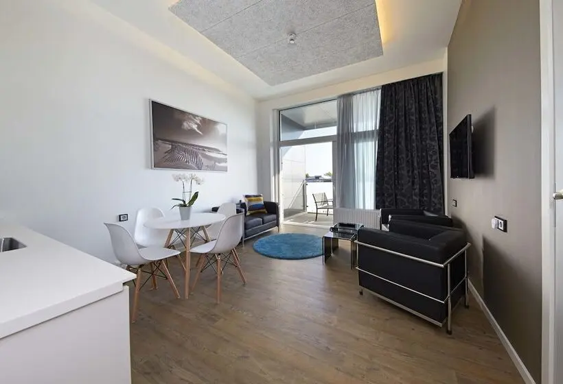 2ベッドルームアパートメント, Living Suites