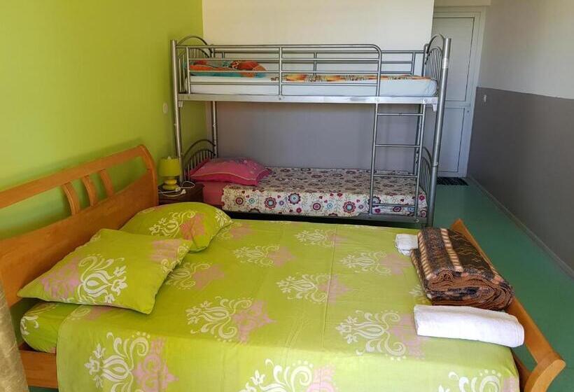 اتاق راحتی سه تخته, Gite Hotel La Caz Des Orangers