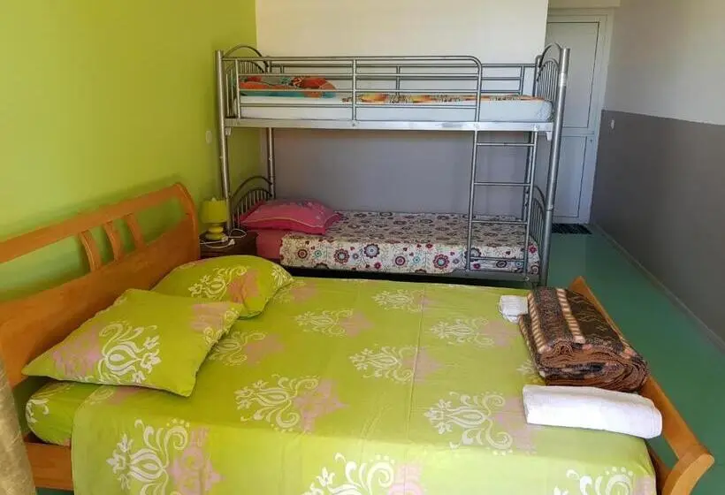 اتاق راحتی سه تخته, Gite Hotel La Caz Des Orangers