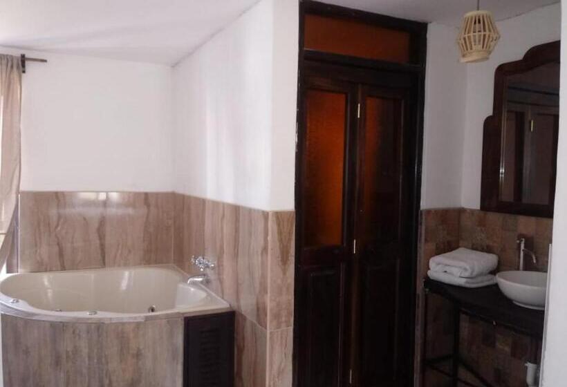 سوئیت با وان آب گرم, Hospedaje Venka Urubamba   Hostel