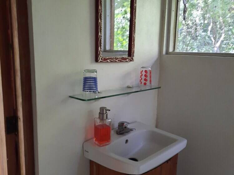 کلبه دلوکس, Mombacho Lodge