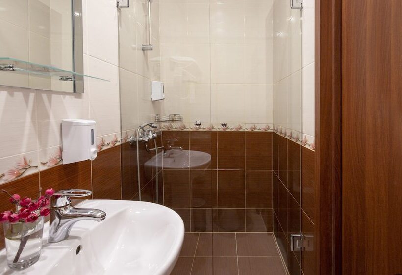 Номер Стандарт, On Mokhovoy