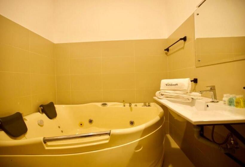 Family Suite, Wavelength