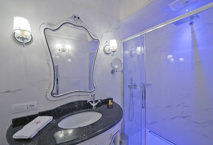 اتاق لوکس با چشم‌انداز دریا, Villa Corallium