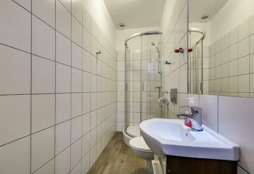 اتاق استاندارد سه تخته با سرویس بهداشتی مشترک, Sentral Apartments