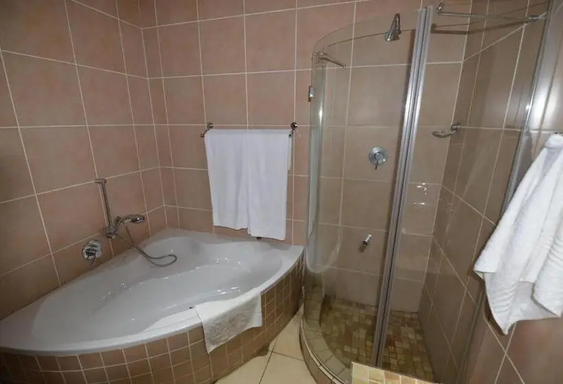 スイート, Attaché Guest Lodge & Health Spa