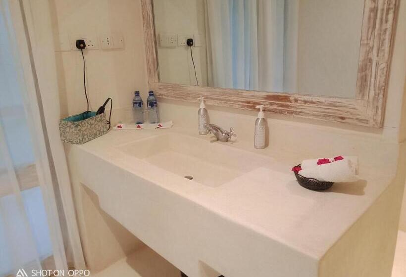 سوئیت جونیور با استخر, The Villa Luxury Suites