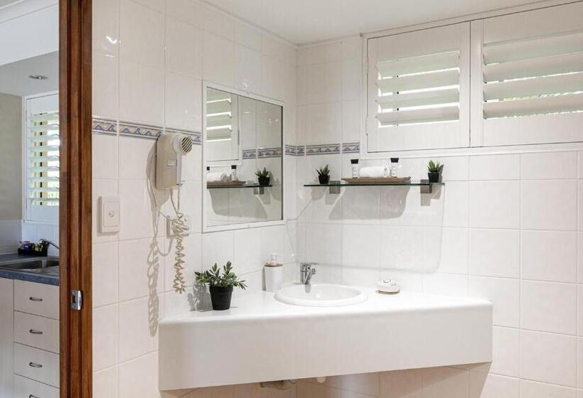 Студия Классика, Sunlit Waters Studio Apartments