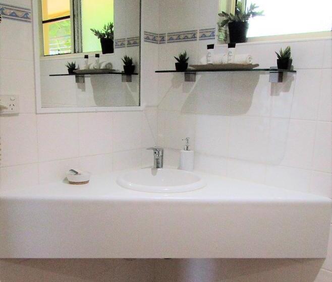 クラシックスタジオ, Sunlit Waters Studio Apartments