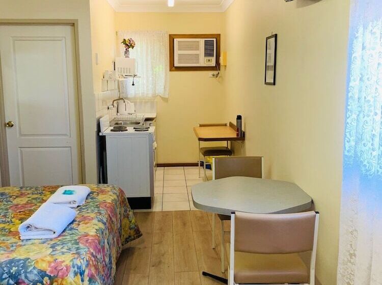 חדר משפחתי, Angel S Rest Motel