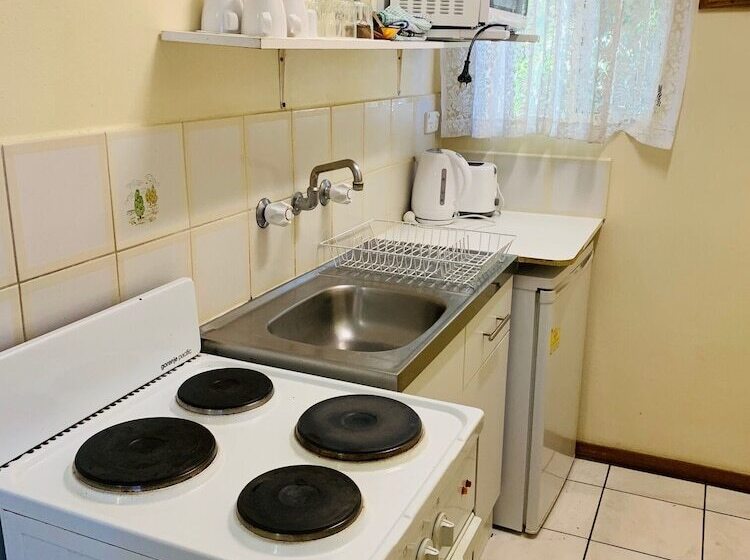 חדר משפחתי, Angel S Rest Motel