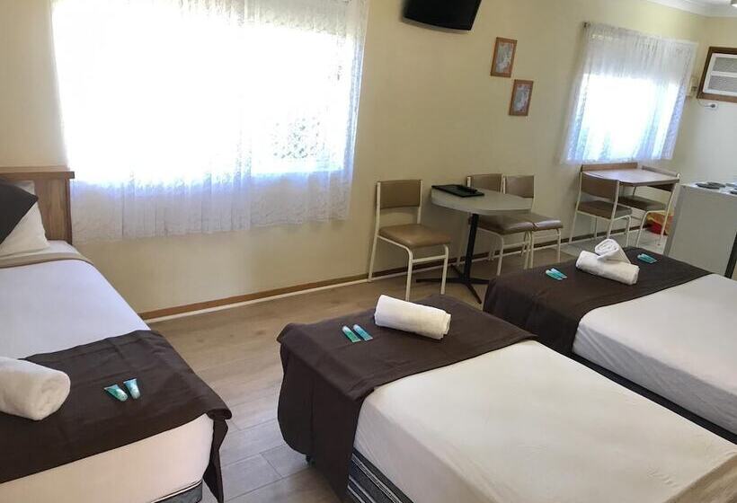 חדר משפחתי, Angel S Rest Motel