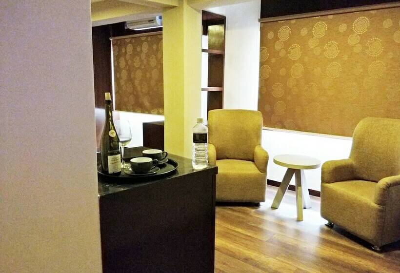 استودیوی لوکس, Quay Apartments Thamel
