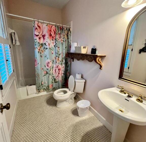 １ベッドルームハウス, Barksdale House Inn