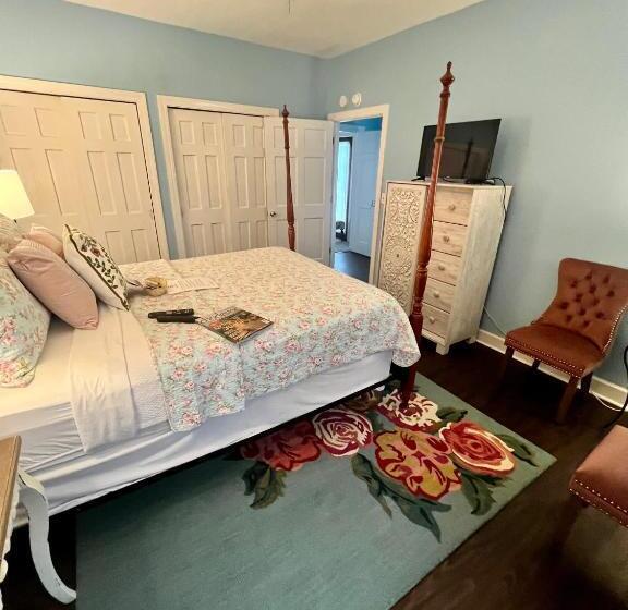 １ベッドルームハウス, Barksdale House Inn