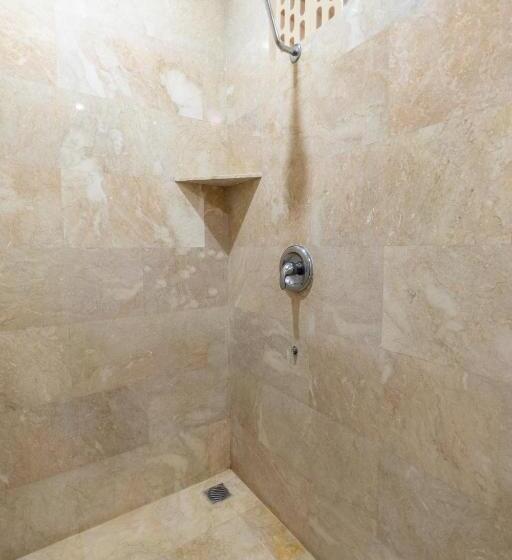 Camera Standard, Kecik Inn