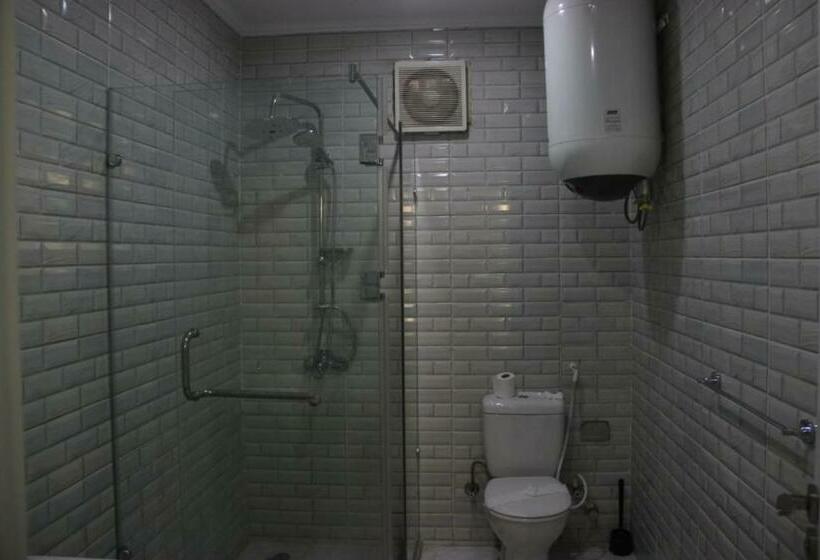 اتاق استاندارد سه نفره, Azar Boutique