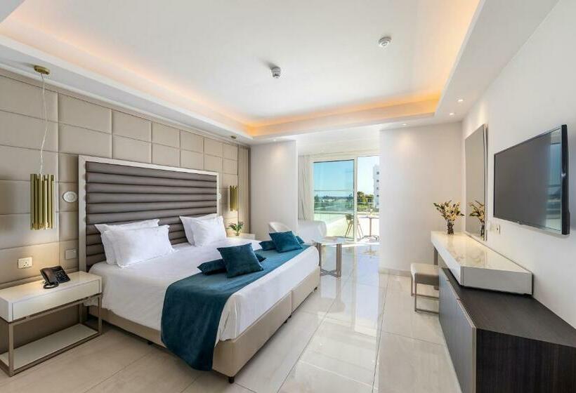 غرفة عائلية مطلّة علي البحر, Chrysomare Beach Hotel & Resort