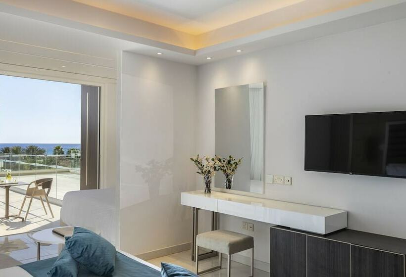 غرفة عائلية مطلّة علي البحر, Chrysomare Beach Hotel & Resort