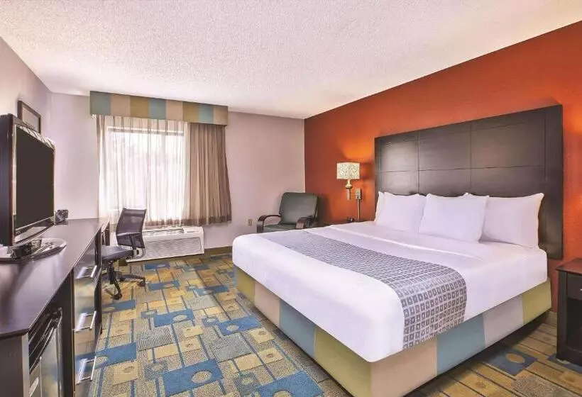 キングサイズベッドのスタンダードルーム, La Quinta Inn By Wyndham Toledo Perrysburg