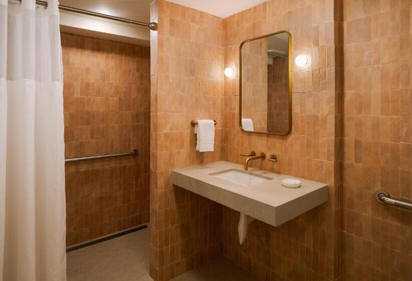 غرفة قياسية سرير كينج لذوى الإحتياجات الخاصة, Sonder Woods Cove