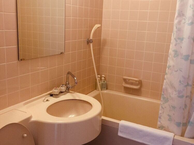 חדר סטנדרט לשלושה, Shirakabako Sakaeen