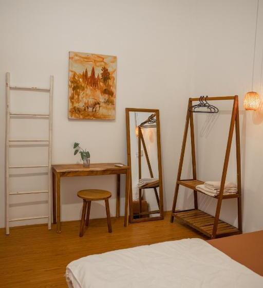 اتاق اکونومی, Sacred Lotus   Vegan Café X Hostel