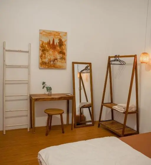 エコノミールーム, Sacred Lotus Vegan Café X Hostel