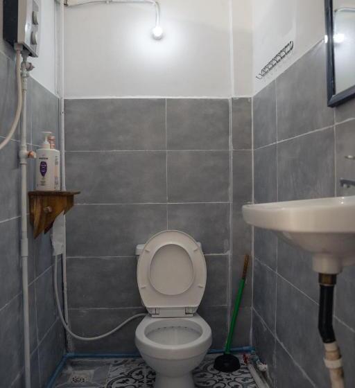 اتاق اکونومی, Sacred Lotus   Vegan Café X Hostel