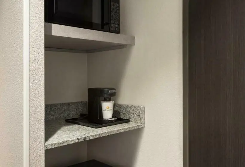 Standard-huone King-vuode, La Quinta Inn & Suites By Wyndham Orlando Idrive Theme Parks