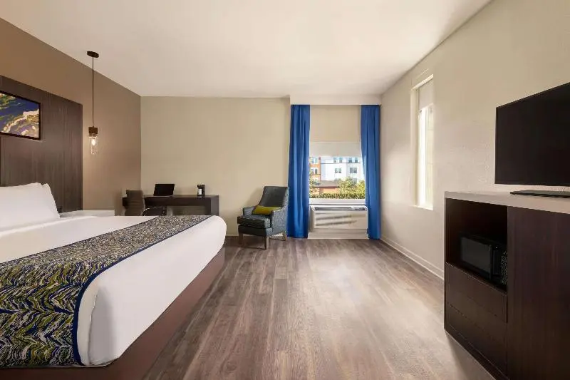 Standard-huone King-vuode, La Quinta Inn & Suites By Wyndham Orlando Idrive Theme Parks