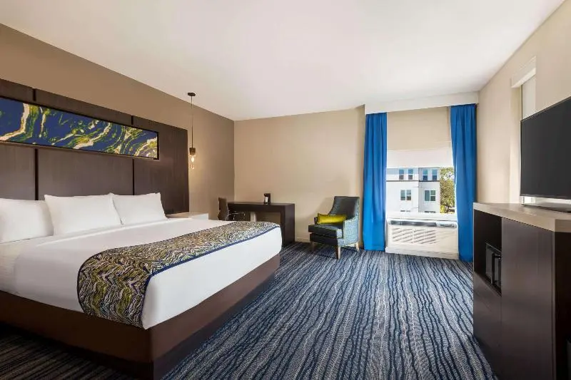 Standard-huone King-vuode, La Quinta Inn & Suites By Wyndham Orlando Idrive Theme Parks