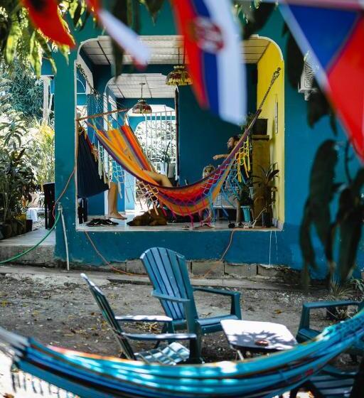 غرفة قياسية مطلّة علي الحديقة, Hostal & Café Travelers