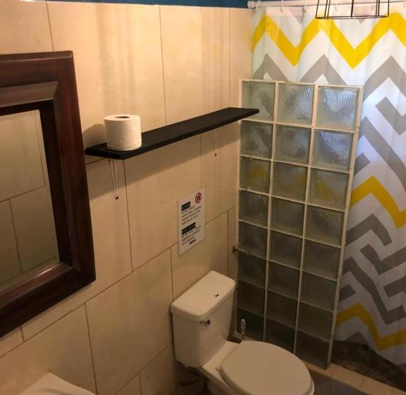 سرير فى غرفة مشتركه, Hostal & Café Travelers