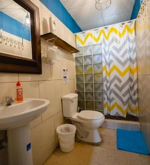 تختخواب در اتاق مشترک, Hostal & Café Travelers
