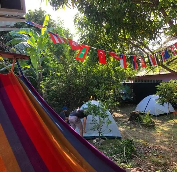 چادر با خدمات رفاهی استاندارد, Hostal & Café Travelers