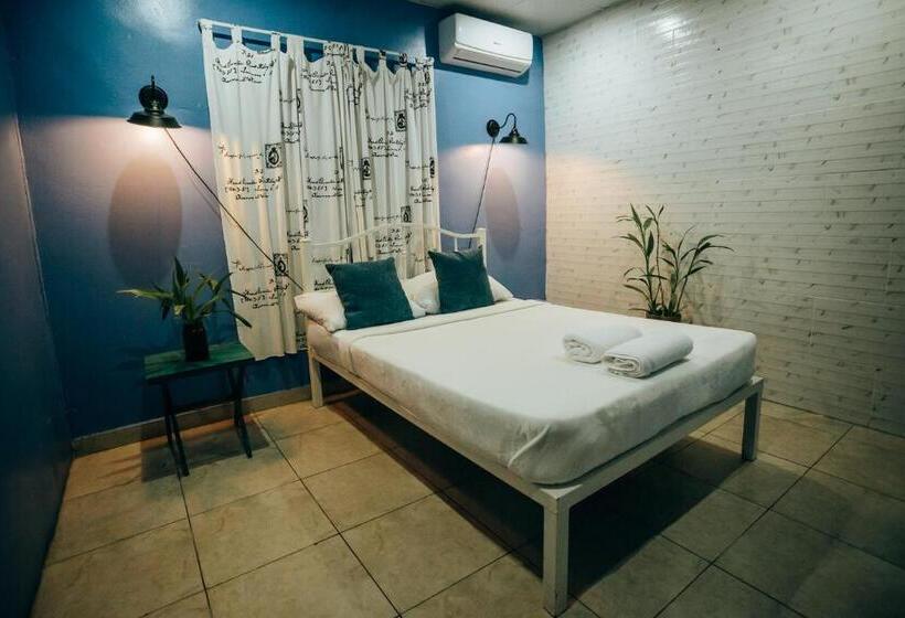 标准间, Hostal & Café Travelers